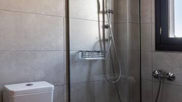 Douche, sèche-cheveux, serviettes fournies