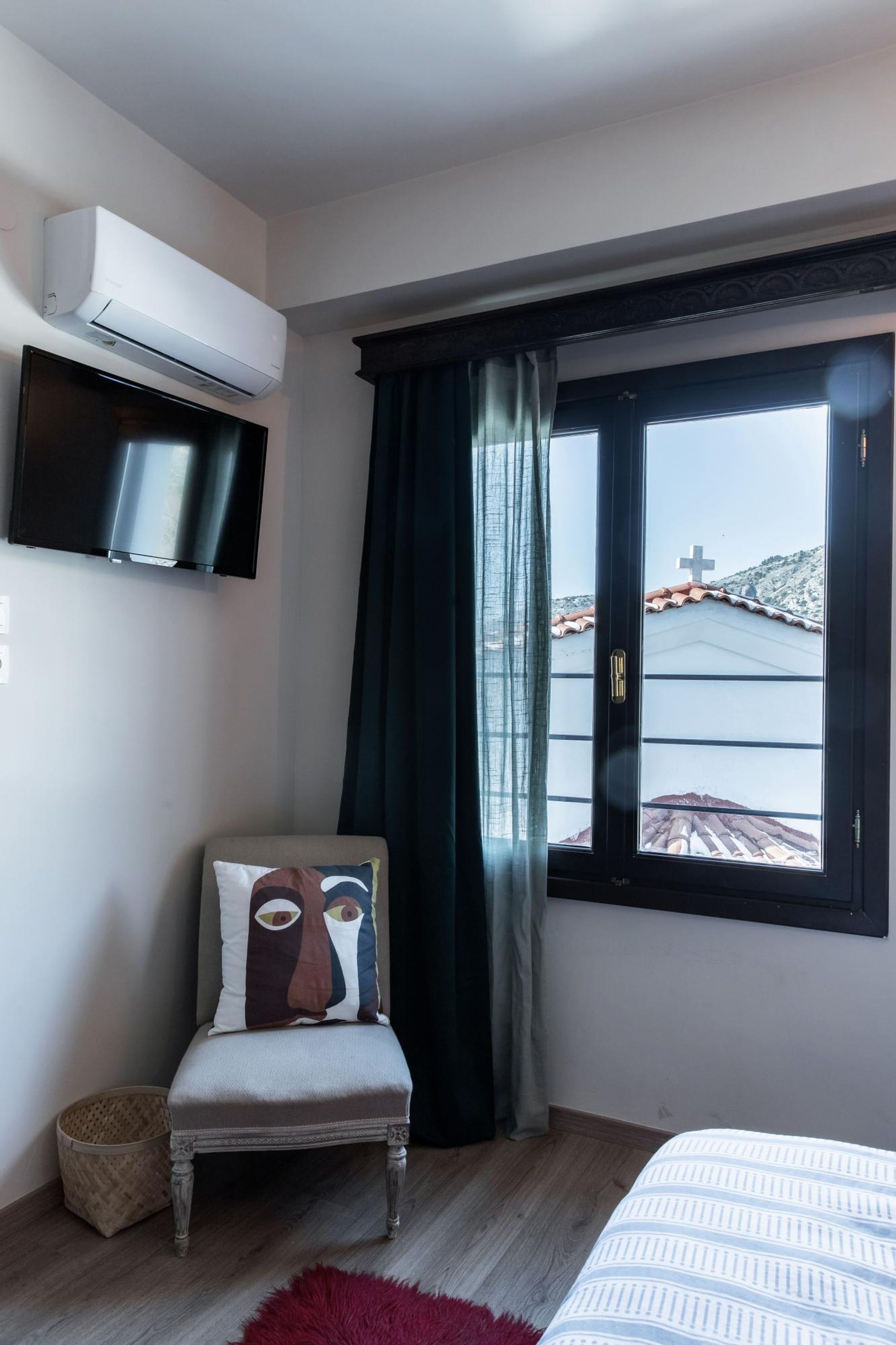 1 bedroom, desk, travel crib, WiFi (free)