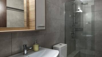 Een douche, een haardroger, handdoeken