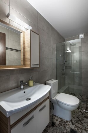 Douche, sèche-cheveux, serviettes fournies