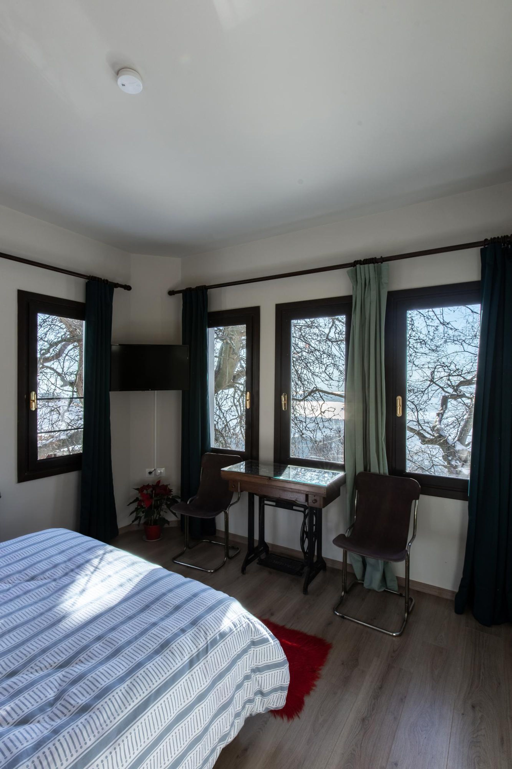 1 bedroom, desk, travel crib, WiFi (free)