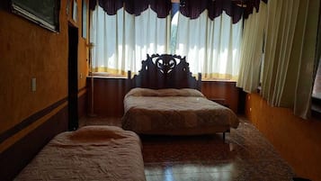 Quarto triplo básico, vista para o jardim