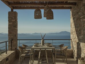 Outdoor dining - Athena Suite by Peliva Nature & Suites (Pinakates)