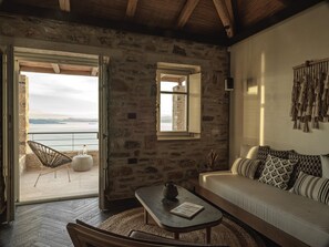 Living area - Athena Suite by Peliva Nature & Suites (Pinakates)