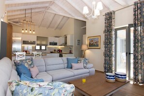 TV, fireplace - Elsa Villa by Elrin Villas Mani (Neochori)