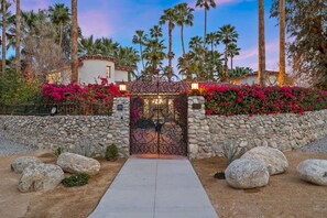 Exterior - Casa Wobada, Historic Estate in Palm Springs (Palm Springs)