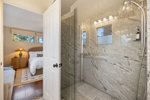Douche, sèche-cheveux, bidet, serviettes fournies