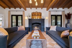 Smart TV, fireplace, video games, books - Casa Wobada, Historic Estate in Palm Springs (Palm Springs)