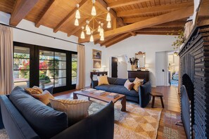 Smart TV, fireplace, video games, books - Casa Wobada, Historic Estate in Palm Springs (Palm Springs)