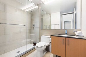 Een douche, een haardroger, handdoeken, zeep