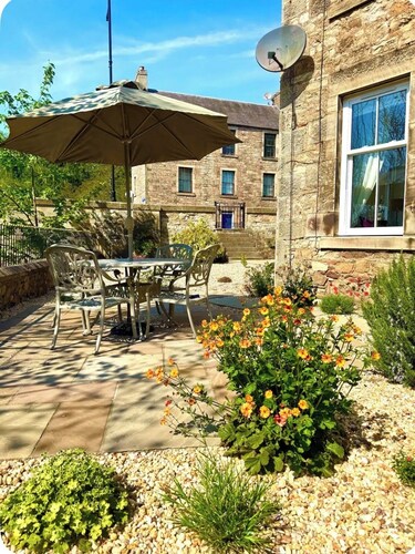 STYLISH  AND HOMELY APARTMENT WITH VIEWS OF JEDBURGH ABBEY