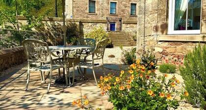 STYLISH AND HOMELY APARTMENT WITH VIEWS OF JEDBURGH ABBEY
