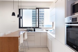 Fridge, microwave, oven, stovetop - Daniel Ivoire in Tel Aviv-Yafo (Tel Aviv-Yafo)