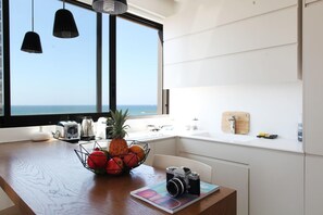 Fridge, microwave, oven, stovetop - Daniel Ivoire in Tel Aviv-Yafo (Tel Aviv-Yafo)