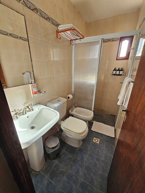 Double or Twin Room, Non Smoking, Courtyard View | Bilik Mandi | Pancuran mandi, bidet, tuala disediakan, sabun 