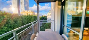 Outdoor dining - Dizengoff Muguet in Tel Aviv-Yafo (Tel Aviv-Yafo)