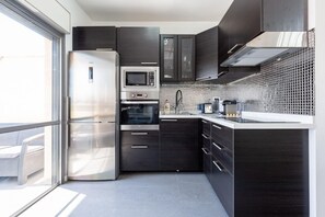 Fridge, microwave, stovetop, dishwasher - Hakovshim Miroir in Tel Aviv-Yafo (Tel Aviv-Yafo)