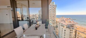 Outdoor dining - HaYarkon Diamant in Tel Aviv-Yafo (Tel Aviv-Yafo)