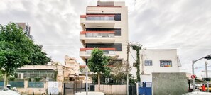 A multi-story building with a modern architectural design, featuring balconies and a flat roof. - Kalisher Ophrys in Tel Aviv-Yafo (Tel Aviv-Yafo)