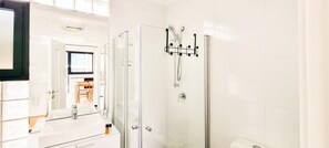 Douche, sèche-cheveux, serviettes fournies