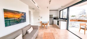 A modern apartment with a living room, dining area, and kitchen. - Kalisher Ophrys in Tel Aviv-Yafo (Tel Aviv-Yafo)