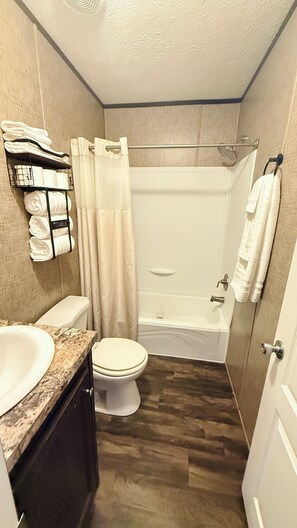 Unclassified image, 5 of 12, button - Cozy 3-bedroom mobile home in serene Winter Haven with AC (Winter Haven)