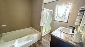 Unclassified image, 4 of 12, button - Cozy 3-bedroom mobile home in serene Winter Haven with AC (Winter Haven)