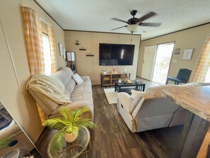 Unclassified image, 2 of 12, button - Cozy 3-bedroom mobile home in serene Winter Haven with AC (Winter Haven)