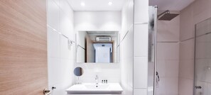 Shower, hair dryer, towels - Markolet Camelia in Tel Aviv-Yafo (Tel Aviv-Yafo)