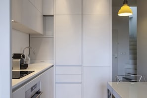 Kaffetrakter/tekoker, kjøleskap, mikrobølgeovn og ovn