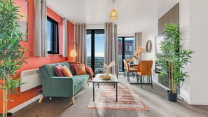 TV, fireplace, books - Sunset Suite - Families - Contractor - Long Stays (West Midlands)