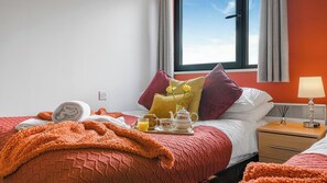 2 bedrooms, iron/ironing board, free WiFi, bed sheets - Sunset Suite - Families - Contractor - Long Stays (West Midlands)
