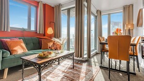 TV, fireplace, books - Sunset Suite - Families - Contractor - Long Stays (West Midlands)