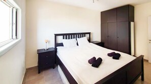 3 bedrooms, desk, iron/ironing board, bed sheets - Masaryk Musk in Bat Yam (Tel Aviv-Yafo)