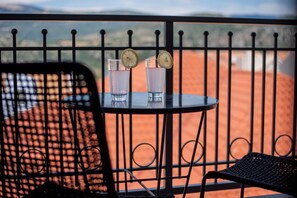 Outdoor dining - Deluxe 2br Suite with sea views to Argostoli bay (Argostoli)
