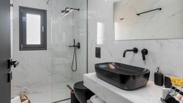 Douche, sèche-cheveux, serviettes fournies