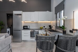 Fridge, microwave, oven, stovetop - Superior Suite with sea views to Argostoli bay (Argostoli)