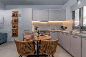 Fridge, microwave, oven, dishwasher - Junior Suite with veranda sleeps 2 adults + 2 ch (Argostoli)