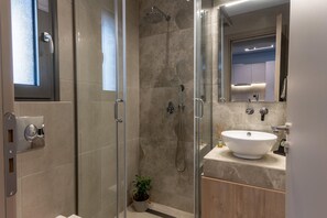 Shower, hair dryer, towels - Junior Suite with veranda sleeps 2 adults + 2 ch (Argostoli)