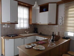 Kühlschrank, Ofen, Herdplatte, Wasserkocher mit Kaffee-/Teezubehör