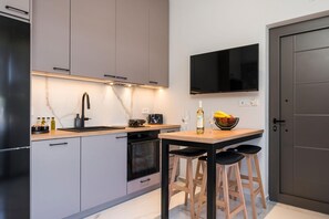 Een koelkast, een oven, een kookplaat, een koffiezetapparaat/waterkoker