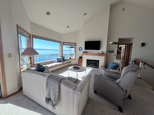 Fox Island Beachfront Retreat - Kayaks, Canoe, Paddle Board & Epic Sunsets