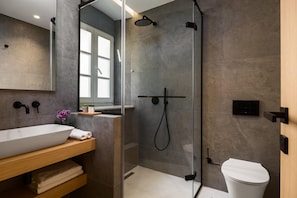 Douche, sèche-cheveux, serviettes fournies