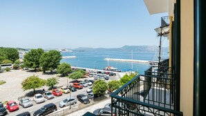 Un balcon donnant sur un parking et sur une étendue d’eau.