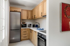 Een koelkast, een microgolfoven, een oven, een kookplaat