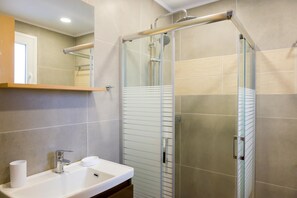 Shower, hair dryer, towels - elounda olithos apartments 2 (Schisma Elountas)