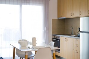 Fridge, oven, coffee/tea maker, toaster - elounda olithos apartments  6 (Schisma Elountas)