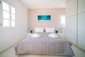 4 bedrooms, iron/ironing board, free WiFi, bed sheets - Coral Villa with 4 bedrooms in Paros (Paros)