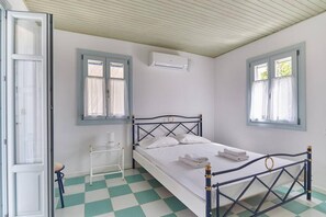 3 bedrooms, iron/ironing board, free WiFi, bed sheets - Santa Maria Villa in Paros (Lagkeri)
