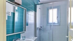 Un bagno con lavandino, WC e doccia.